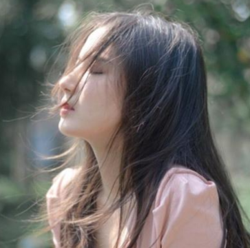 女生不拒绝男生抚摸她的脸是代表什么意思