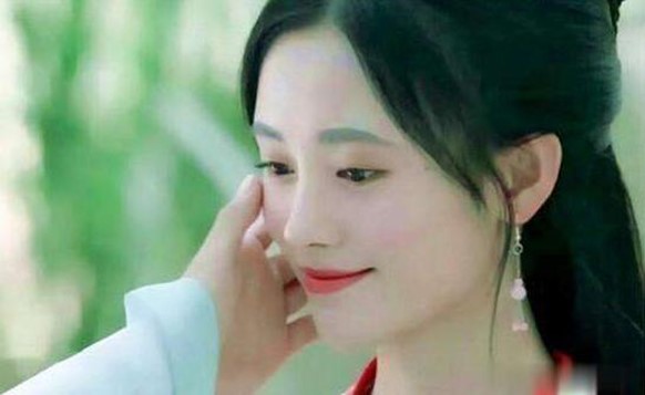 女生不拒绝男生抚摸她的脸是代表什么意思