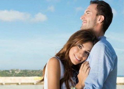 男生揽女生肩膀的心理分析,是在意的表现吗