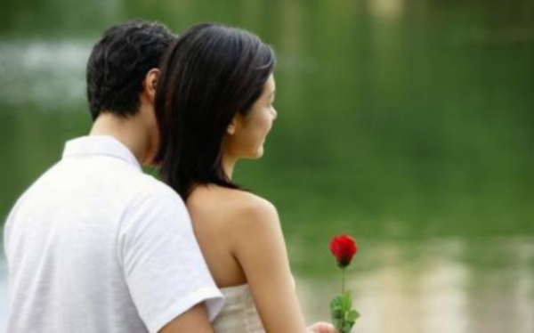 一个男人爱摸女人的头是什么意思，男人摸女人头的心理