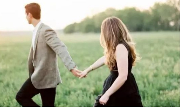 一个男人爱摸女人的头是什么意思，男人摸女人头的心理