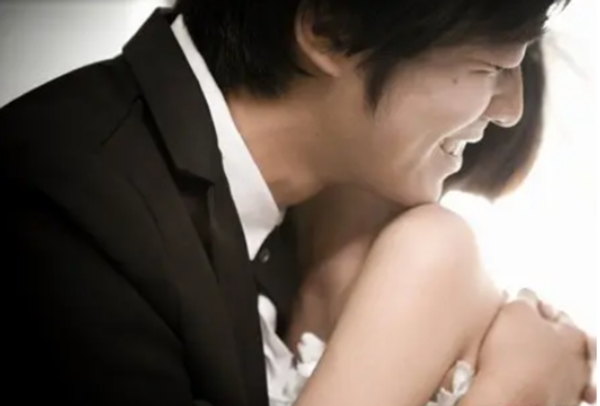 一个男人爱摸女人的头是什么意思，男人摸女人头的心理