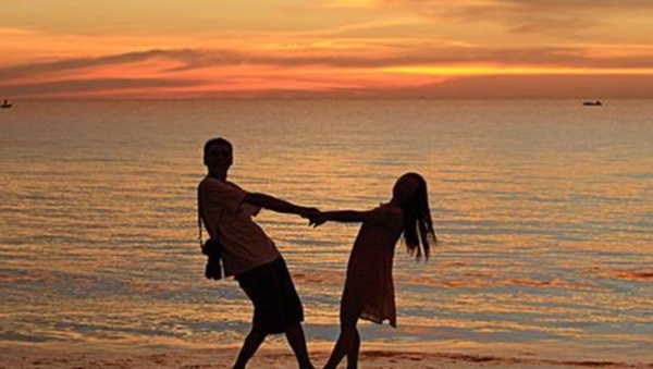 一个男人爱摸女人的头是什么意思，男人摸女人头的心理