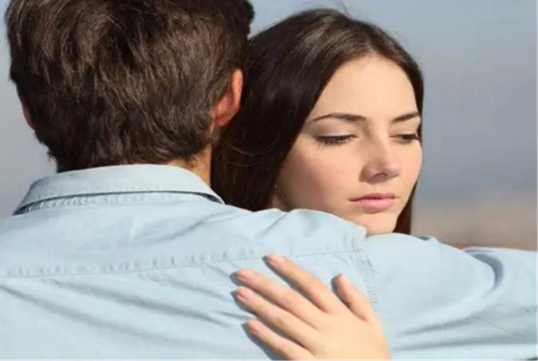 紧紧抱住男友什么感觉,两个人紧紧拥抱的感觉