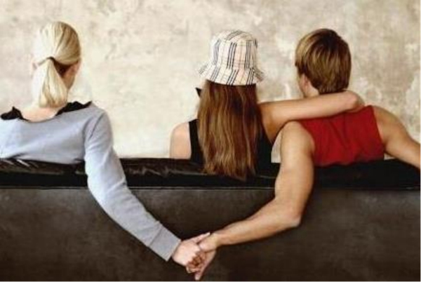 老公背着我摸闺蜜的头算不算出轨,为啥有的女人老了还要出轨