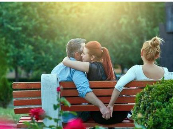 老公背着我摸闺蜜的头算不算出轨,为啥有的女人老了还要出轨