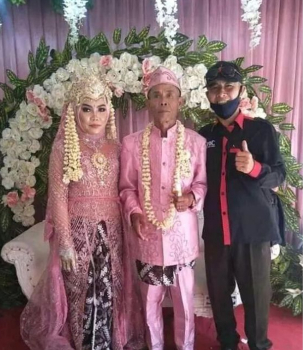 78岁老汉娶17岁妻子22天后离婚,年龄相差这么大合适吗