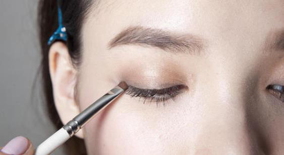 为什么不建议画眼影,长期画眼影有什么危害