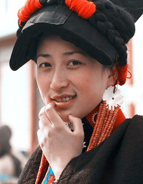 彝族老婆可以摸丈夫的头吗?为什么老公每天都要摸我的头发