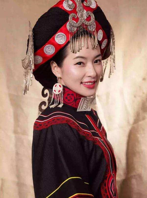 彝族老婆可以摸丈夫的头吗?为什么老公每天都要摸我的头发