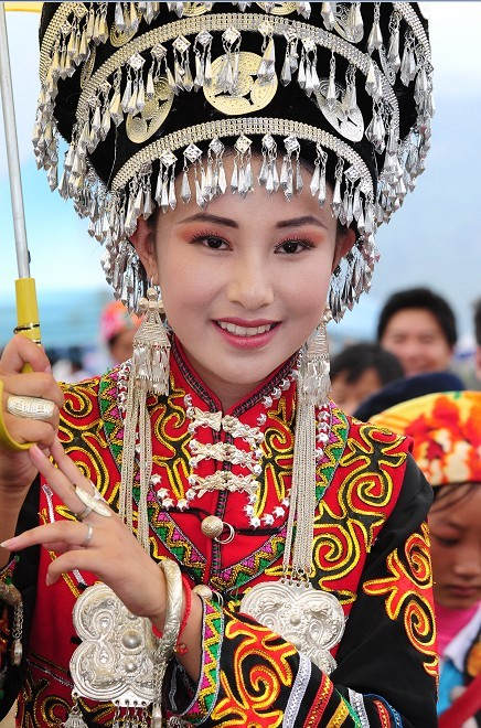 彝族老婆可以摸丈夫的头吗?为什么老公每天都要摸我的头发