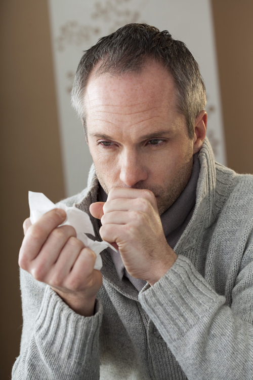 男人故意咳嗽暗示什么,男人故意假装咳嗽是什么心理