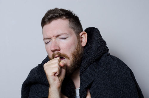 男人故意咳嗽暗示什么,男人故意假装咳嗽是什么心理