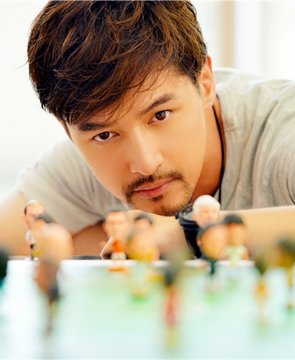 男生第一次见面就摸你头代表什么，为什么女生允许我摸她头发