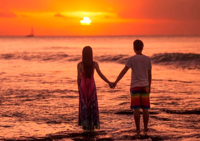 对你一见钟情的男人会有什么表现，一见钟情和日久生情哪种更长久