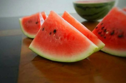 西瓜脐大甜还是脐小甜,西瓜是花蒂大还是小的好