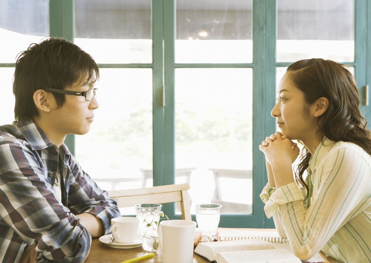 相亲男一般看上你了会啥反应,相亲男看上女方的表现