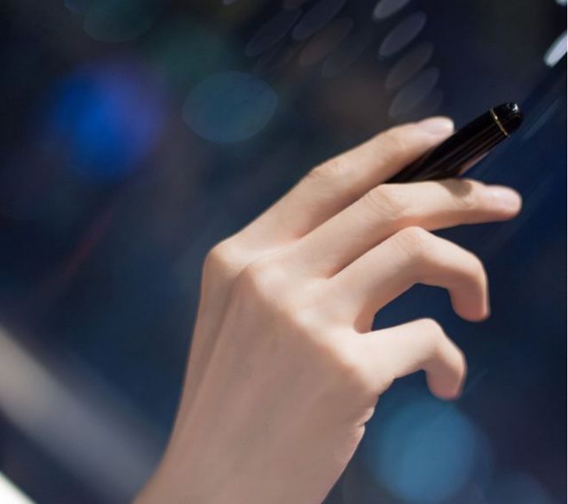 女生一不小心摸了男生手怎么办