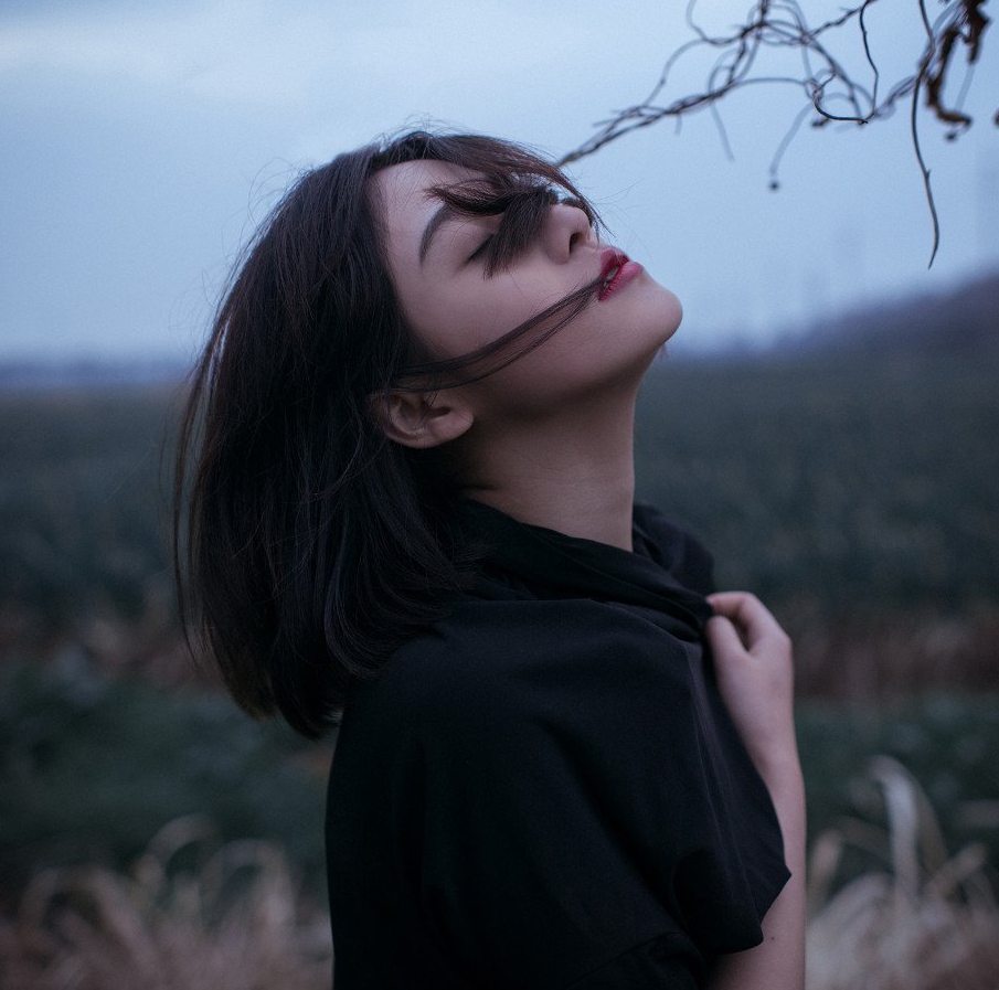 发现老婆出轨后洗澡还带着手机是为什么?