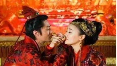 男女喝交杯酒代表什么，交杯酒为什么不能乱喝