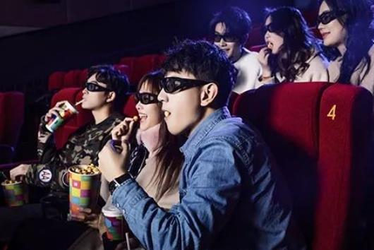 第一次和女朋友晚上约会怎么安排,男女关系肢体亲密的表现