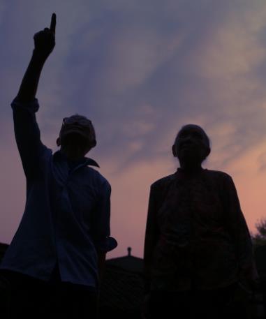 第一次和女朋友晚上约会怎么安排,男女关系肢体亲密的表现