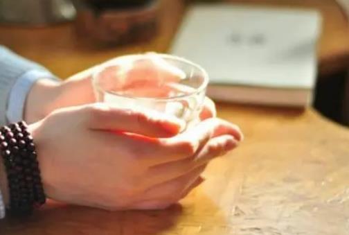 第一次和女朋友晚上约会怎么安排,男女关系肢体亲密的表现