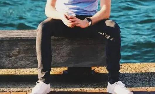 男生为什么喜欢叉开腿坐,为什么男朋友老是喜欢用下巴蹭额头