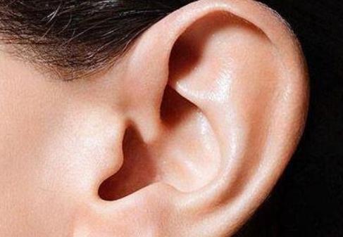 为什么老公总喜欢摸我耳朵，男生喜欢摸耳朵说明什么