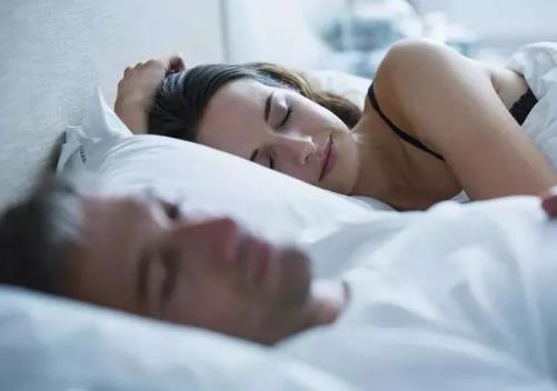 晚上睡觉感觉到他摸我额头和头顶，是关心我吗