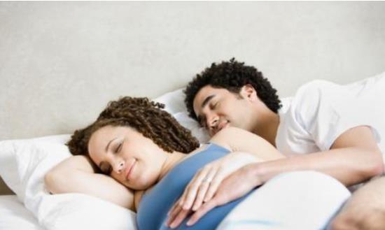 晚上睡觉感觉到他摸我额头和头顶，是关心我吗