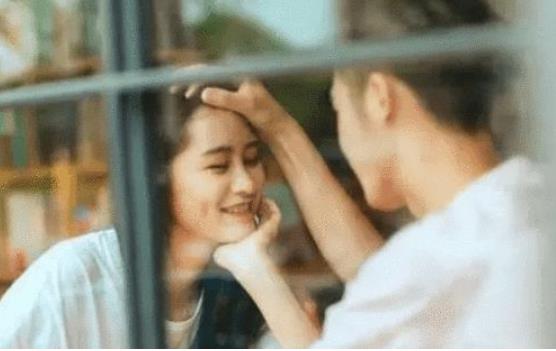 晚上睡觉感觉到他摸我额头和头顶，是关心我吗