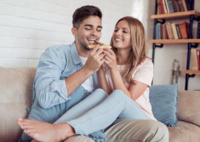 为啥女人喜欢被男人宠,男人为什么喜欢把老婆当女儿宠