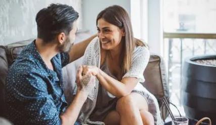 为啥女人喜欢被男人宠,男人为什么喜欢把老婆当女儿宠