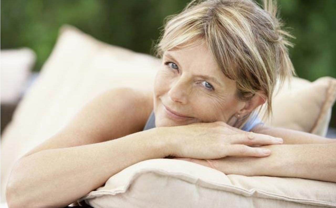 老女人跟年轻男人交往，为什么老女人找年轻男人谈恋爱