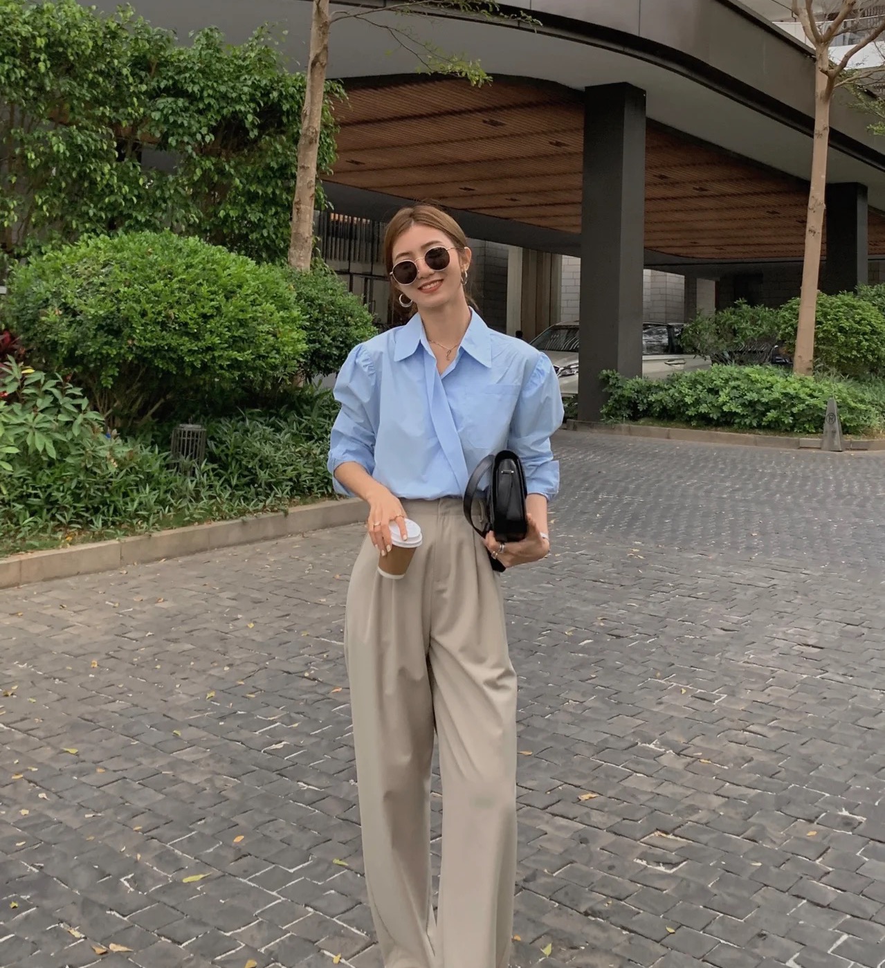 女士杏色裤子怎么搭,杏色搭什么颜色裤子好看