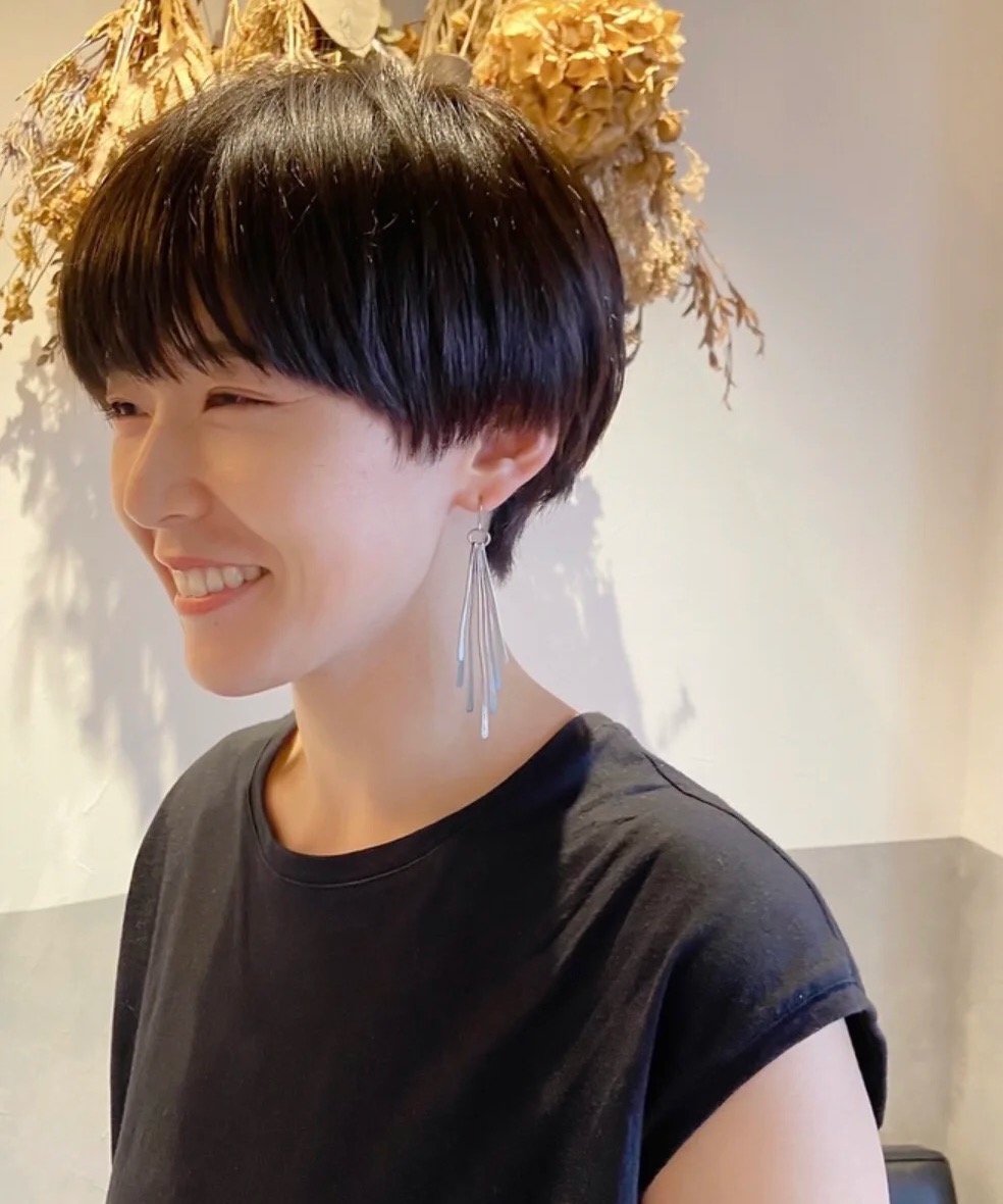 蘑菇头怎么搭配好看，短蘑菇头怎么扎才好看