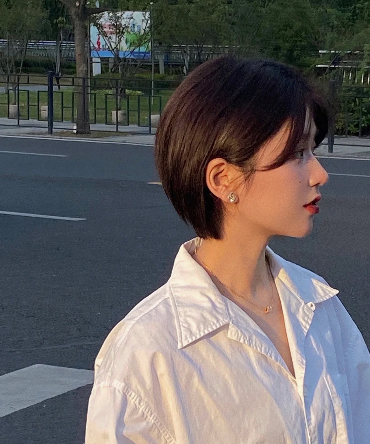 蘑菇头怎么搭配好看，短蘑菇头怎么扎才好看