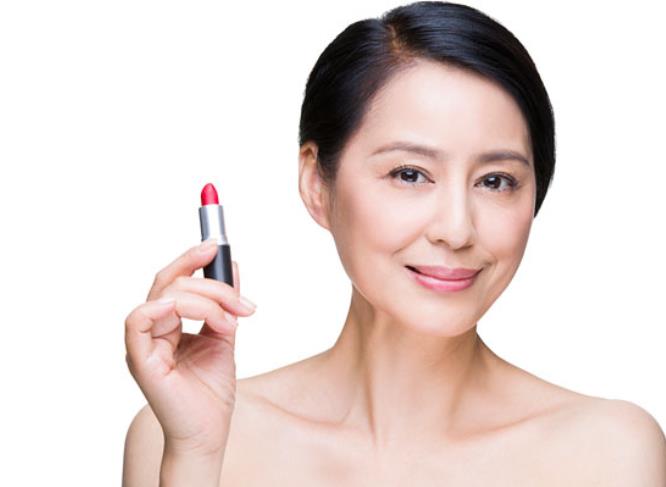 65岁老人涂口红好不好,老年女性适合的口红