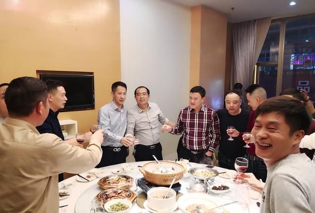 为什么饭局不要随便去，女人不要参加无缘无故的饭局