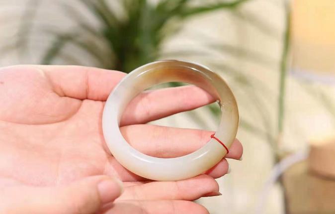 金镯子戴左手还是右手,玉镯戴左手还是右手