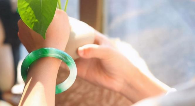 金镯子戴左手还是右手,玉镯戴左手还是右手