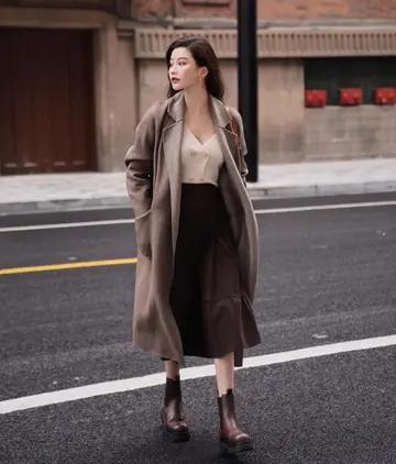 深咖色伞裙怎样搭上衣,伞裙一般搭什么外套