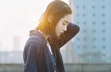 如何克服在意别人眼光,太过在意别人的眼光怎么克服