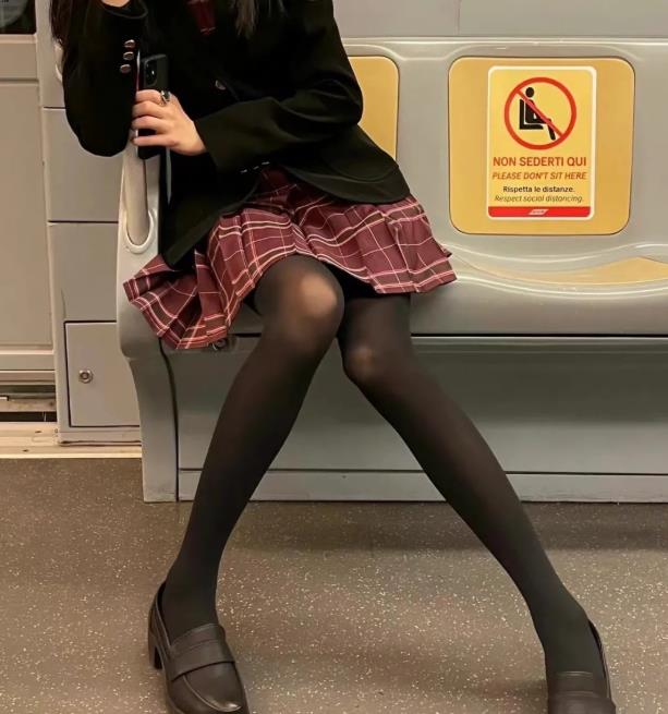 女生穿正装配什么袜子,女生穿皮鞋适合穿什么袜子