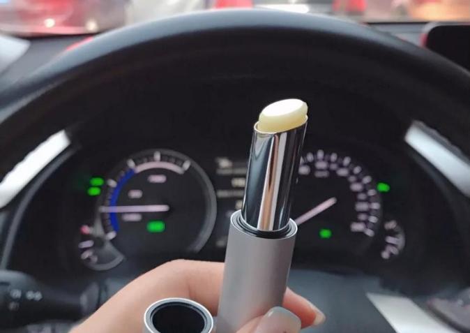 男生用的唇膏哪个好用,冬天嘴起皮用什么唇膏好