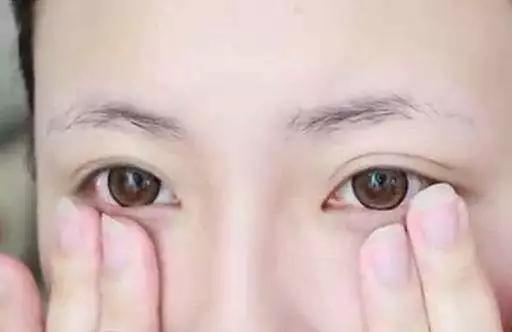 面霜早上涂还是晚上涂，眼霜为啥不能涂上眼皮