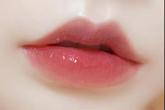 唇膜怎么用效果比较好，先涂唇膜还是先涂口红