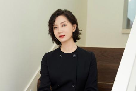 四十岁以后的女人梳什么发型好看,40岁女人什么发型最有气质