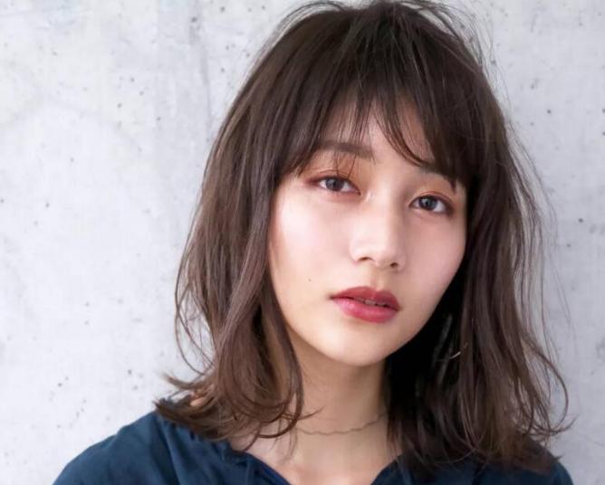 四十岁以后的女人梳什么发型好看,40岁女人什么发型最有气质